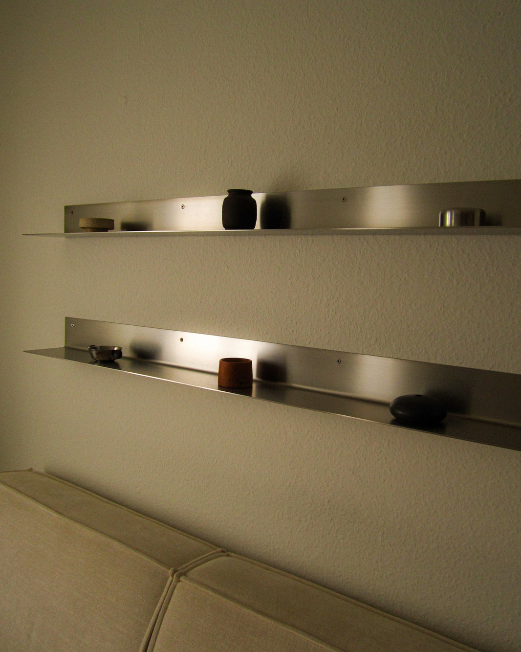 Metal hylder stue: placering og montering - Acier Studio